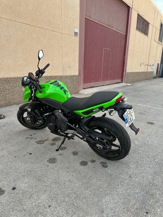 Kawasaki ER-6N - Moto Verde