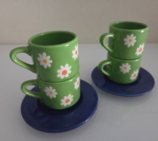 Juego de tazas café - 4 tazas, y dos platos.