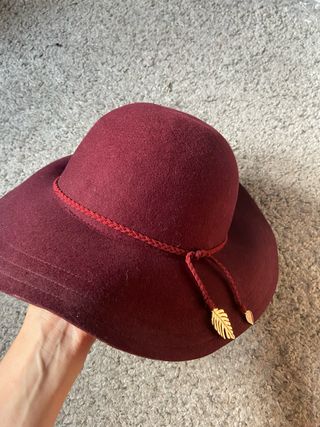 Sombrero burdeos ala ancha