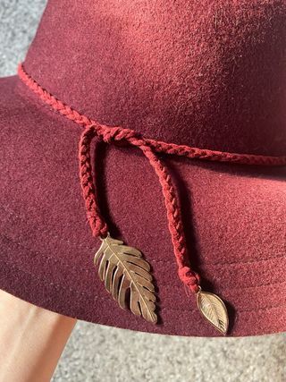 Sombrero burdeos ala ancha