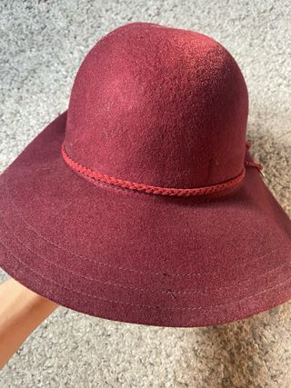 Sombrero burdeos ala ancha