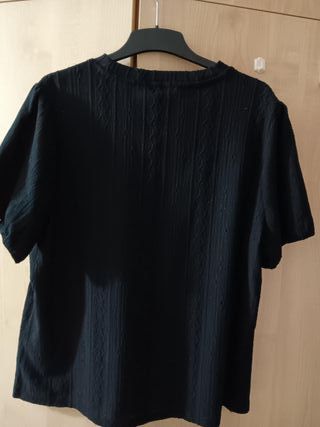 Blusas negra y negra con lunares