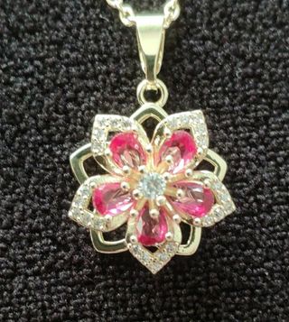 Collar flor dorado con circonitas, antiestres