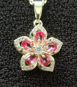 Collar flor dorado con circonitas, antiestres