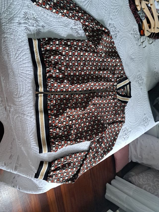 Chaqueta bomber estampada