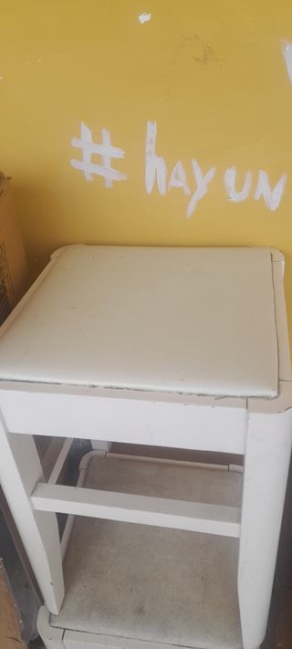 Mesa cocina y taburetes blancos