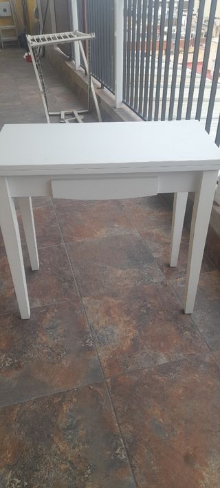Mesa cocina y taburetes blancos