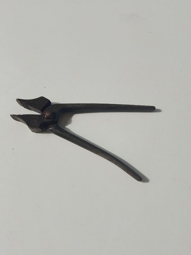 Tenaza zapatero antigua