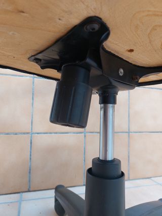 Silla oficina giratoria negra, con amortiguador