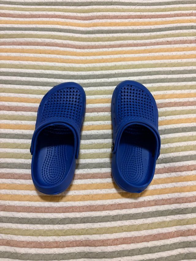 Crocs azuis infantis