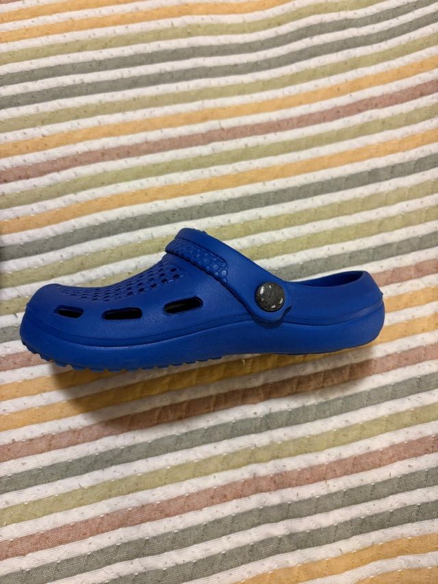 Crocs azuis infantis