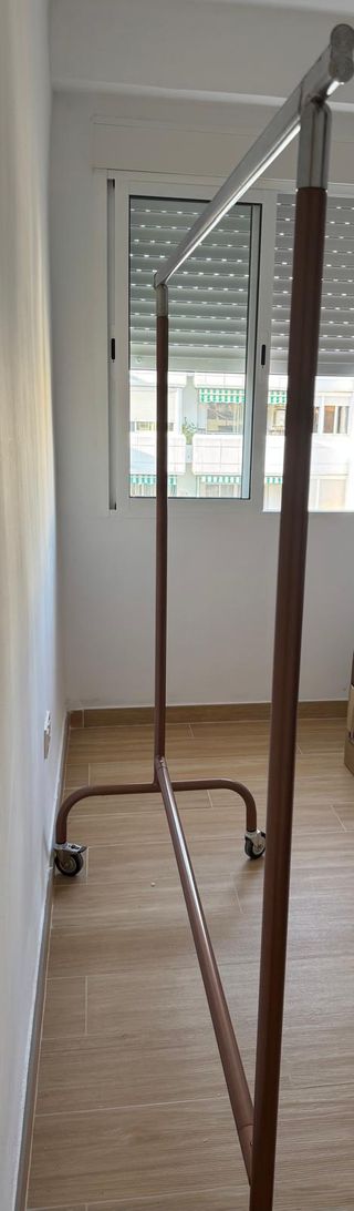 Perchero móvil marrón metal