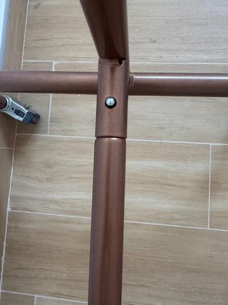 Perchero móvil marrón metal