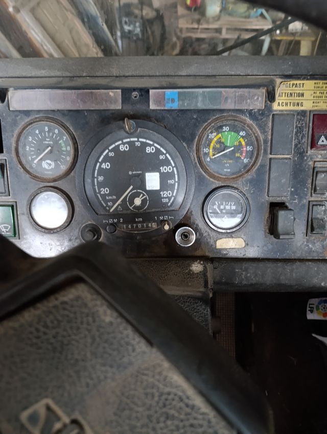 Camión Volvo carga contenedor.