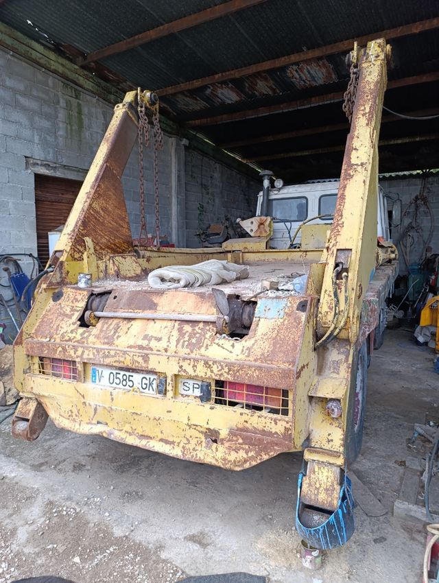 Camión Volvo carga contenedor.