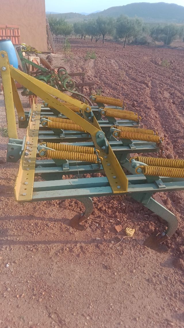 Cultivador de resortes