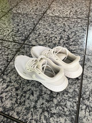 Zapatillas Nike Revolution Blancas