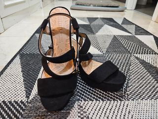 Sandalias negras tacón 40. Nuevas. Piel.