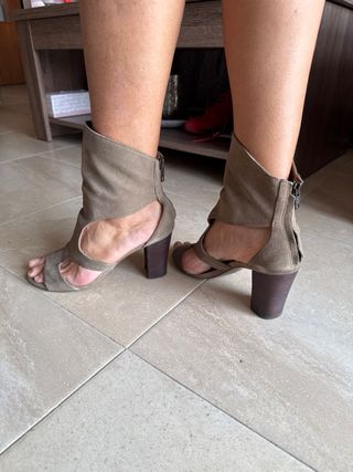 Zapatos tacón beige mujer