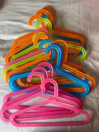 Lote de perchas multicolores.