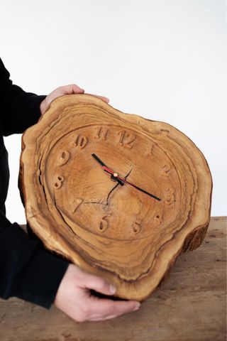 Orologio da parete in legno d'ulivo