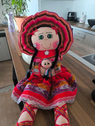 Muñeca artesanal peruana