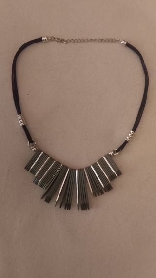 Collar moderno - Verde oliva y plata