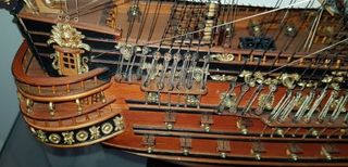 GALEON SAN FELIPE. TIENE URNA DE CRISTAL Y PEANA