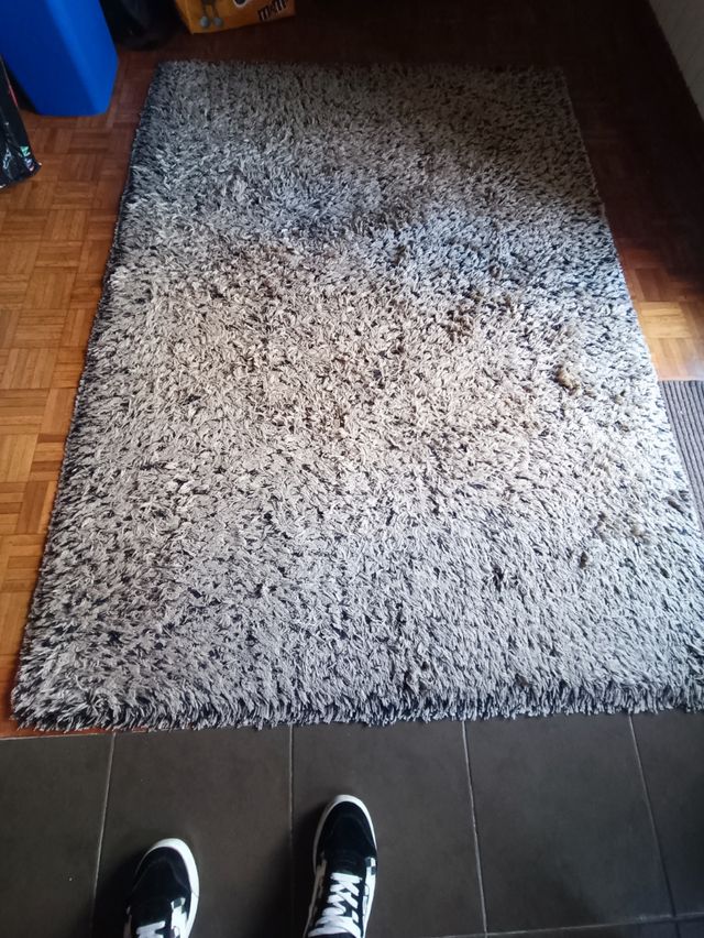 Alfombra shaggy gris y blanca