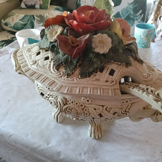 Sopera antigua de cerámica