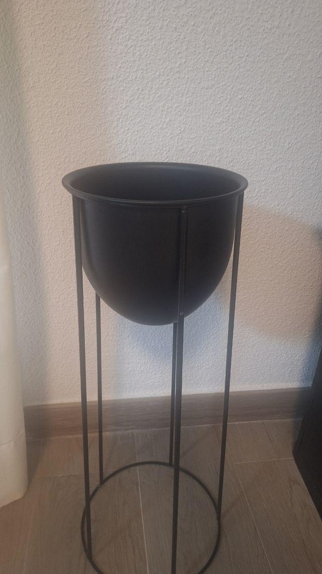 Macetero negro con pie metálico