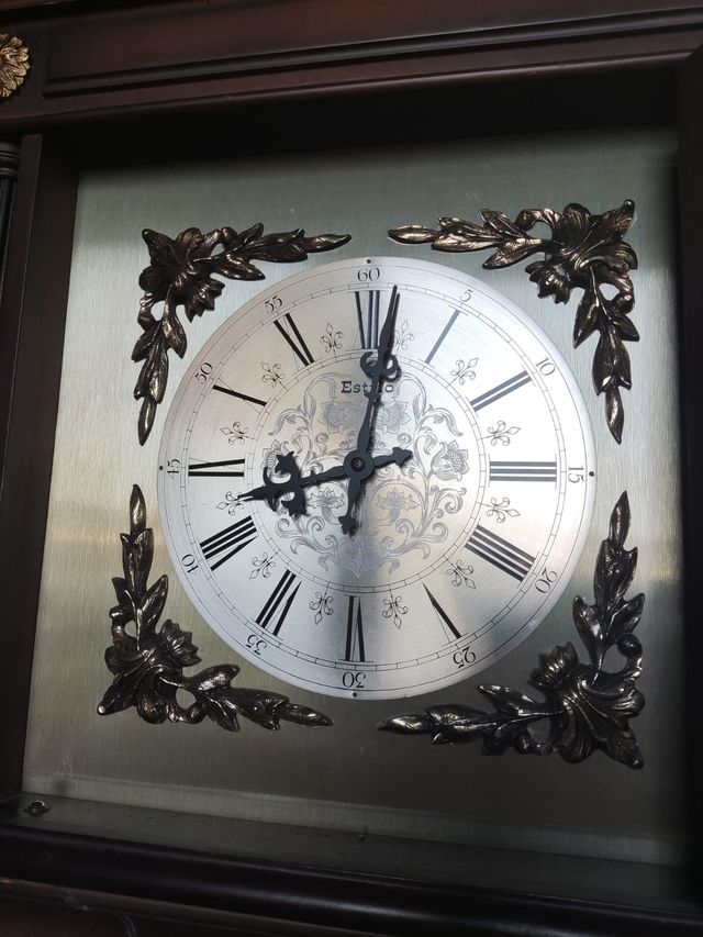 Reloj de pie antiguo
