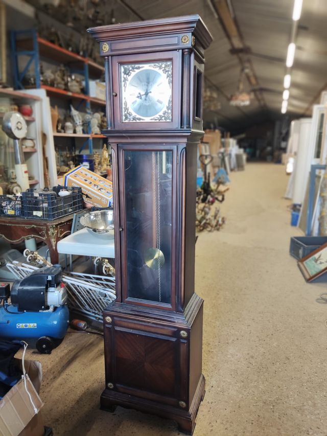 Reloj de pie antiguo