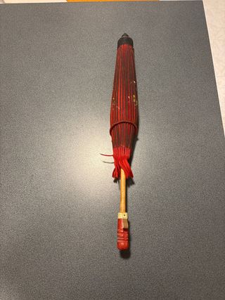 Parasol rojo chino antiguo