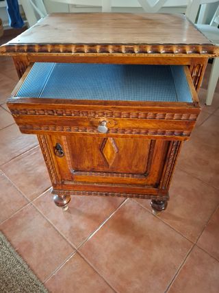 Mesilla antigua de madera