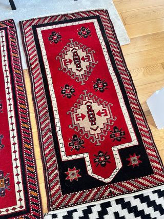 Alfombras rojas y negras - Pasillo