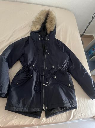 Chaqueta negra con capucha
