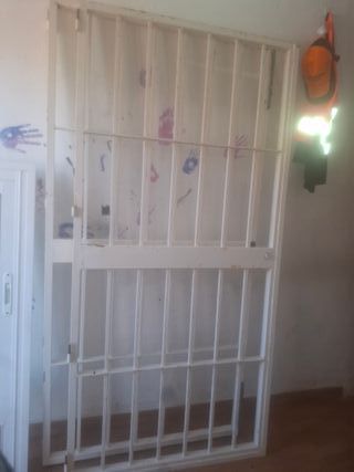 Reja blanca para puerta