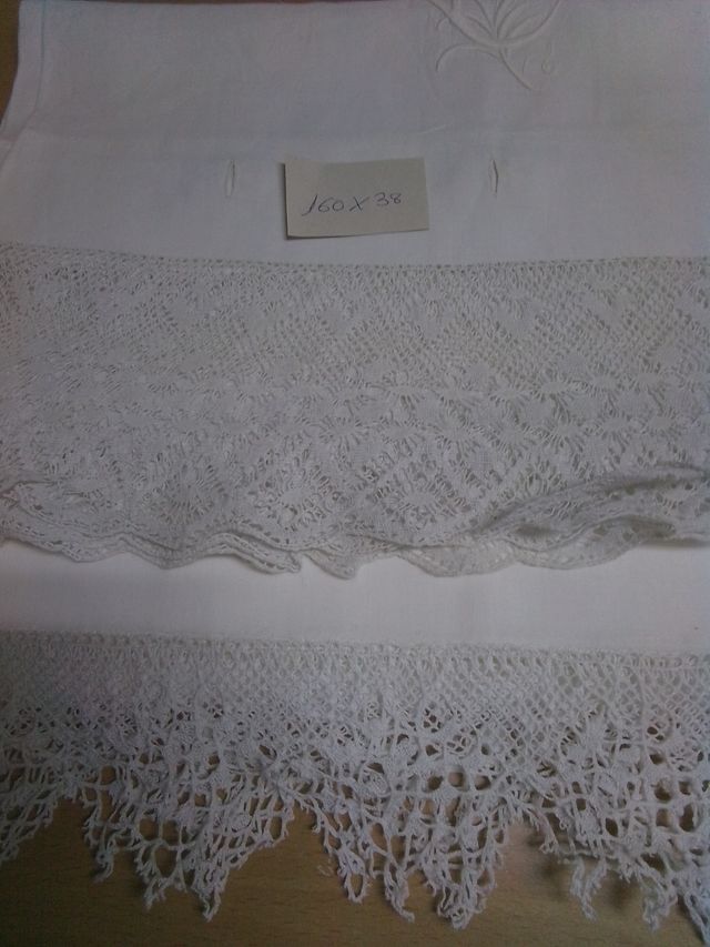 Almohadas antiguas con puntillas