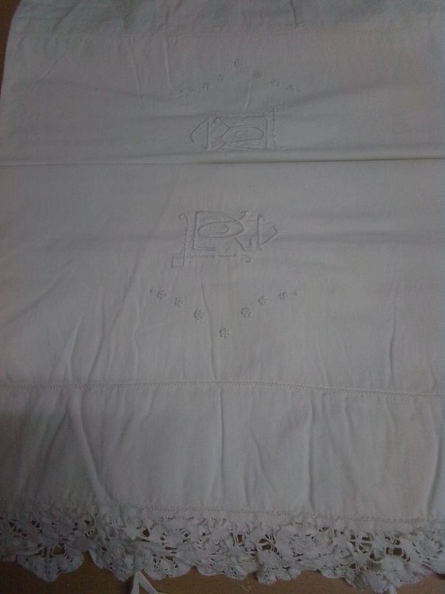 Almohadas antiguas con puntillas