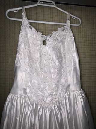 Vestido novia tiene manchitas por eso esta a 10er