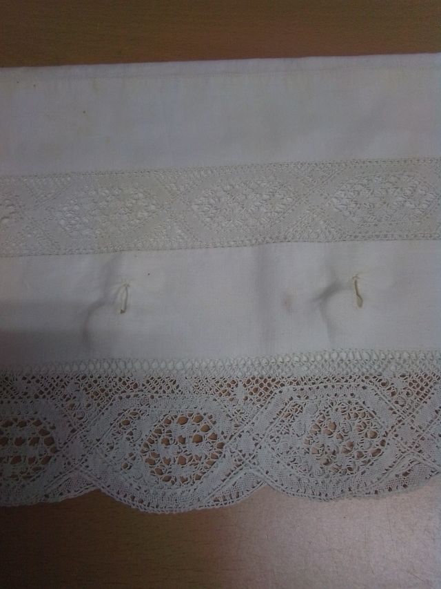 Almohadas antiguas con puntillas de bolillos