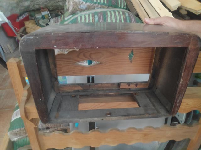 Caja radio antigua de madera.