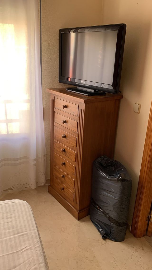 Cómoda madera 7 cajones + TV, habitación completa