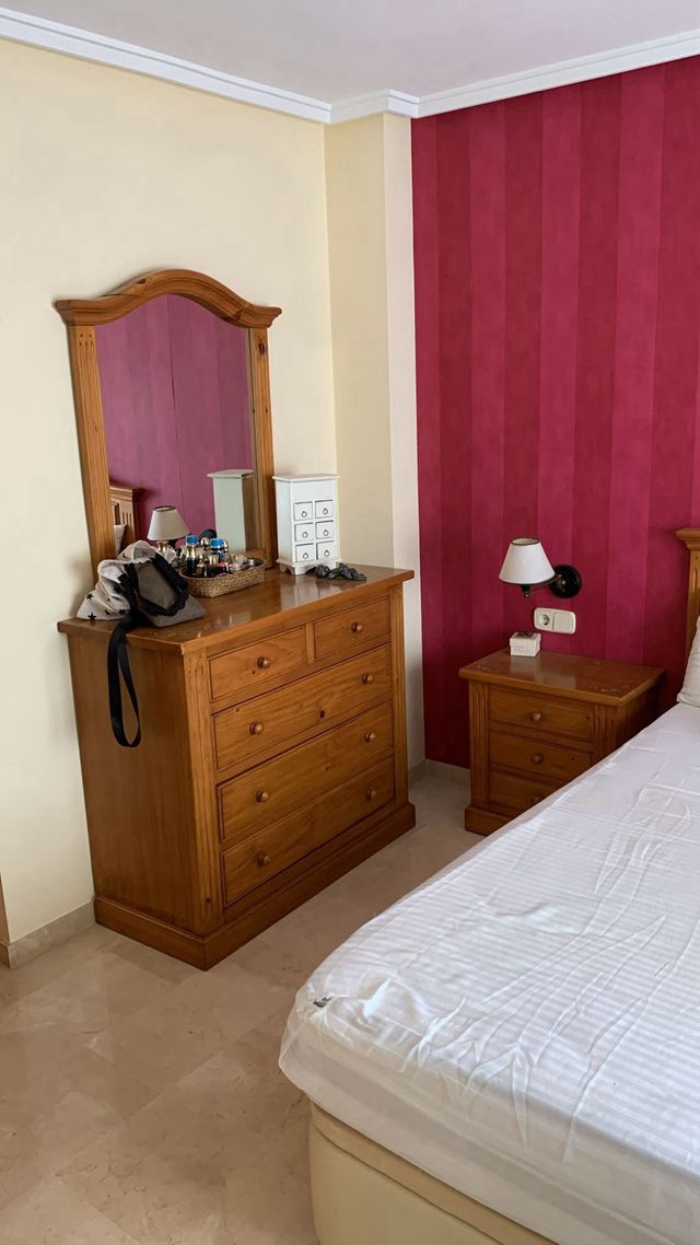 Cómoda madera 7 cajones + TV, habitación completa