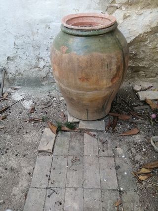 Tinaja antigua (cerámica)