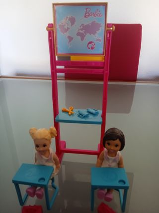 Pupitre Barbie + 2 Muñecas