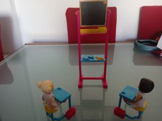 Pupitre Barbie + 2 Muñecas