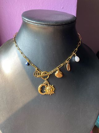 Collar dorado con dijes