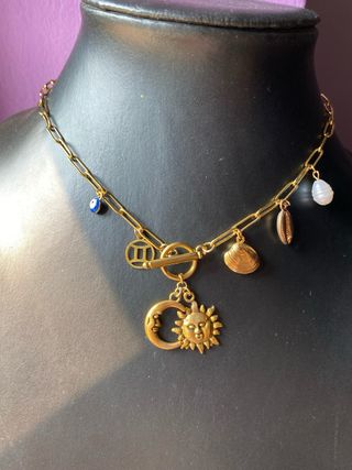 Collar dorado con dijes